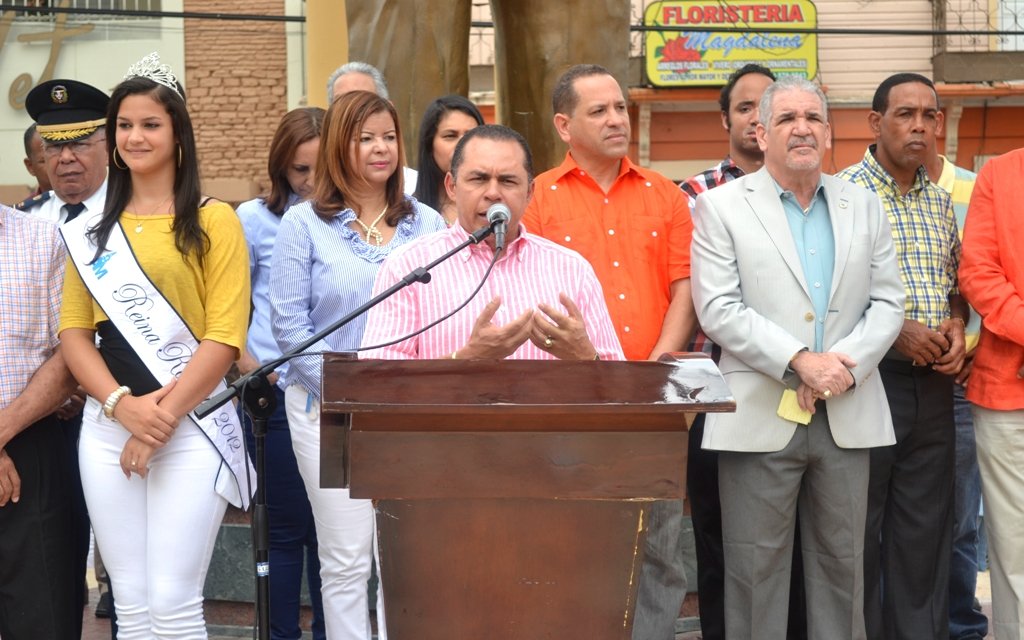 Alcalde Remberto Cruz Ofrese palabras en acto de recibimiento de los mocanos residentes en Santo Domingo